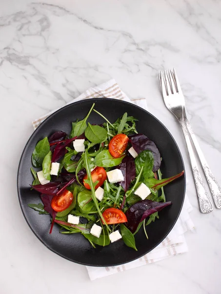 トマトとフェタのグリーンの健康的なサラダトップビュー — ストック写真