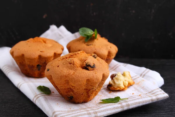Muffin Aux Raisins Secs Orné Feuilles Menthe Sur Fond Noir — Photo