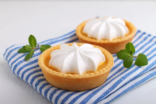 Citron Tartlets Dekorerade Med Mynta Ljus Bakgrund — Stockfoto