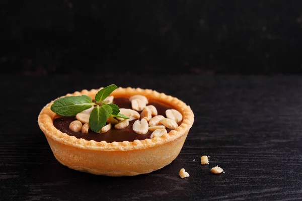 Tartelette Chocolat Noix Décorées Menthe Sur Fond Sombre — Photo