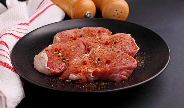 Filetes Cerdo Crudos Con Especias Fondo Oscuro Vista Superior —  Fotos de Stock