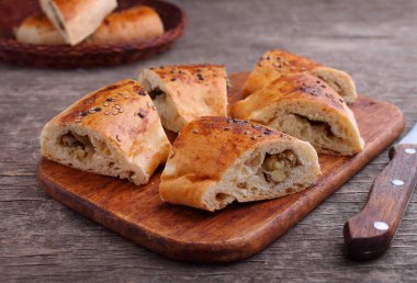 Parçalara ayrılmış etle doldurulmuş turta, üst manzara.