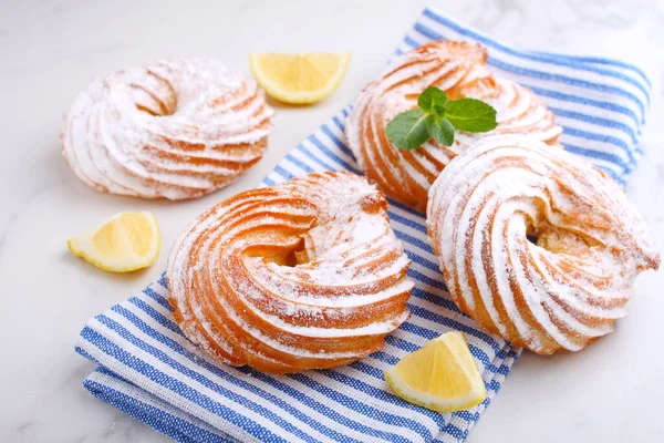 Ringvormige Eclair Taarten Versierd Met Munt Suikerpoeder Een Marmeren Achtergrond — Stockfoto