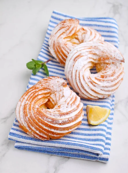 Ringvormige Eclair Taarten Versierd Met Munt Suikerpoeder Een Marmeren Achtergrond — Stockfoto