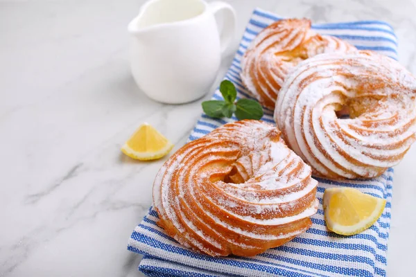 Gyűrű Alakú Eclair Sütemények Mentával Cukorporral Díszítve Márvány Alapon — Stock Fotó