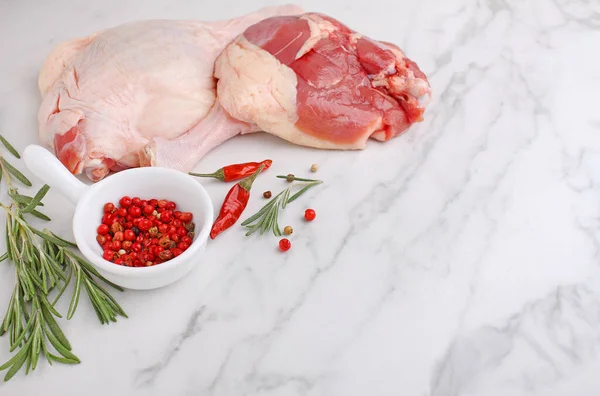 Carne Pato Cruda Con Especias Hierbas Sobre Fondo Mármol Con —  Fotos de Stock