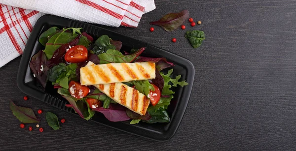 Grüner Salat Mit Gebratenem Halloumi Käse Auf Weißem Teller Vor — Stockfoto
