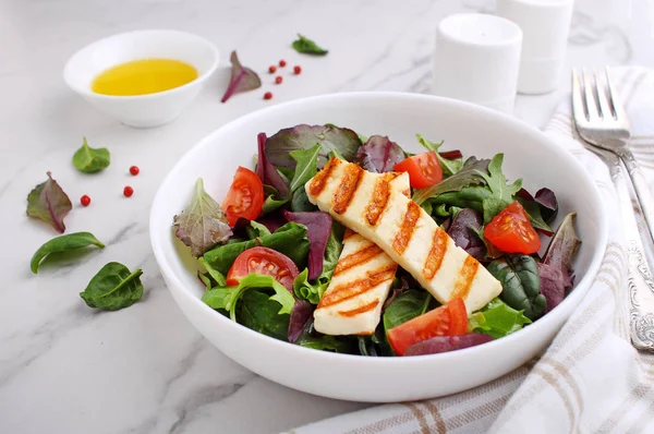 Grüner Salat Mit Gebratenem Halloumi Käse Einem Weißen Teller Auf Stockfoto