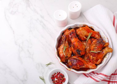 Domates soslu fırında tavuk mermer arka planda, üst manzara. Boşluğu kopyala