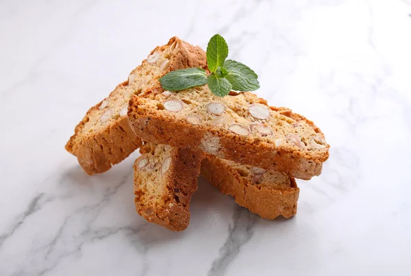 Biscotti Dióval Márvány Háttér Díszített Levelek Menta Szelektív Fókusz — Stock Fotó