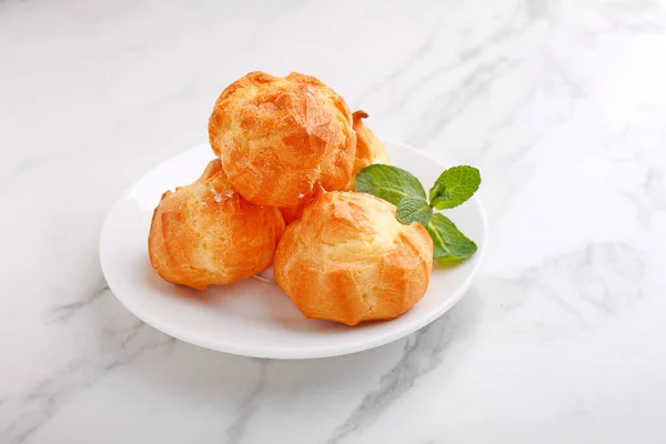 Profiteroles Mit Pudding Verziert Mit Minze Auf Einem Marmorhintergrund — Stockfoto