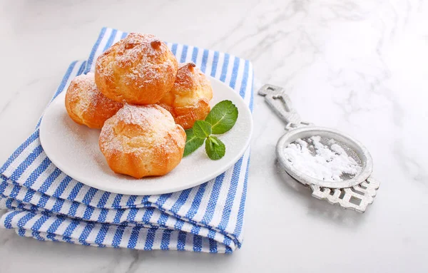 Profiterolen Met Vla Versierd Met Munt Een Marmeren Achtergrond — Stockfoto