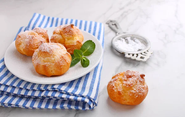 Profiterolen Met Vla Versierd Met Munt Een Marmeren Achtergrond — Stockfoto