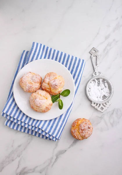 Profiteroles Sodó Díszített Menta Márvány Háttér Felső Nézet — Stock Fotó