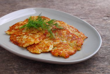 Kırsal bir zeminde dereotuyla dekore edilmiş bir tabakta patatesli gözleme.