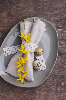 Paskalya yemeği için şenlik masası.