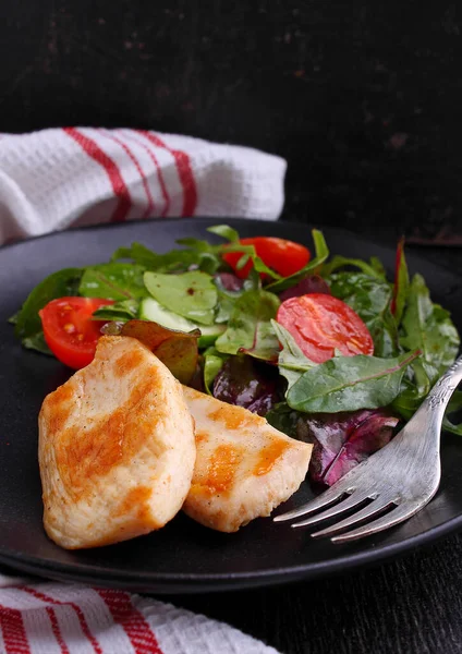 Frango Grelhado Com Salada Uma Chapa Fundo Preto — Fotografia de Stock