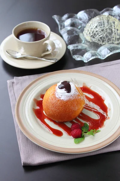 Солодкий Пончик Соусом Шоколадом Ягодами — стокове фото