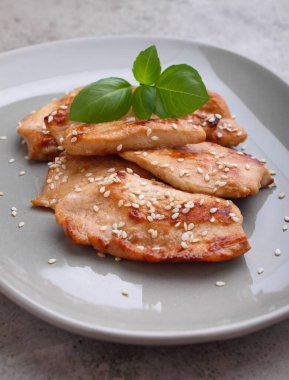 Susam tohumlarıyla süslenmiş soya soslu kızarmış tavuk.