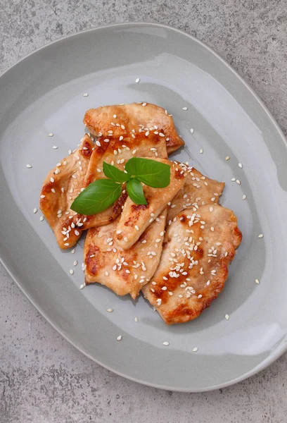 Frango Frito Com Molho Soja Prato Decorado Com Sementes Gergelim — Fotografia de Stock