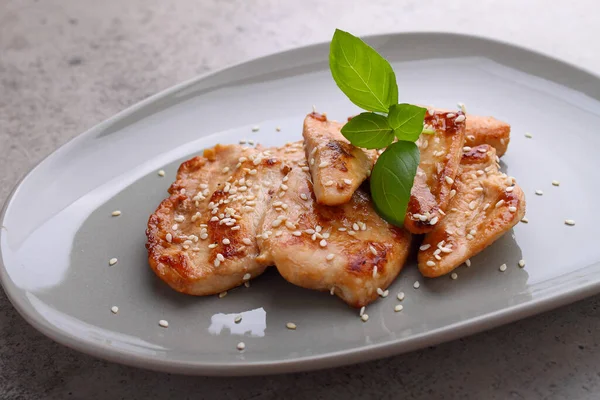 Frango Frito Com Molho Soja Uma Placa Decorada Com Sementes — Fotografia de Stock