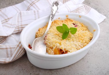 Beyaz bir tabakta çilek ve elmalarla ezilmek ve beton arka plan.