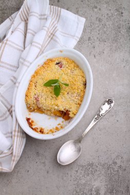 Beyaz bir tabakta çilek ve elmalarla ezilmek ve beton arka plan. Üst görünüm.