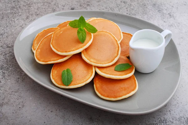 Panqueque Plato Decorado Con Menta Sobre Fondo Hormigón — Foto de Stock