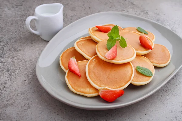 Pfannkuchen Teller Mit Erdbeeren Und Minze Auf Betongrund — Stockfoto