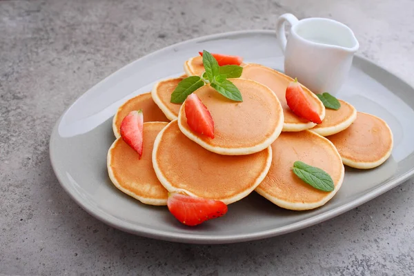 Pfannkuchen Teller Mit Erdbeeren Und Minze Auf Betongrund — Stockfoto