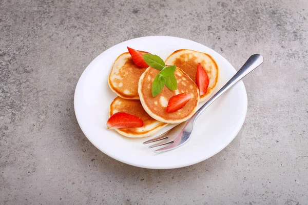 Pancake Plate Strawberries Decorated Mint Concrete Background — Stock Photo, Image