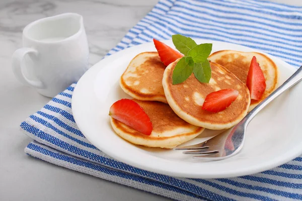 Pancake Piring Dengan Stroberi Dihiasi Dengan Mint Pada Latar Belakang — Stok Foto