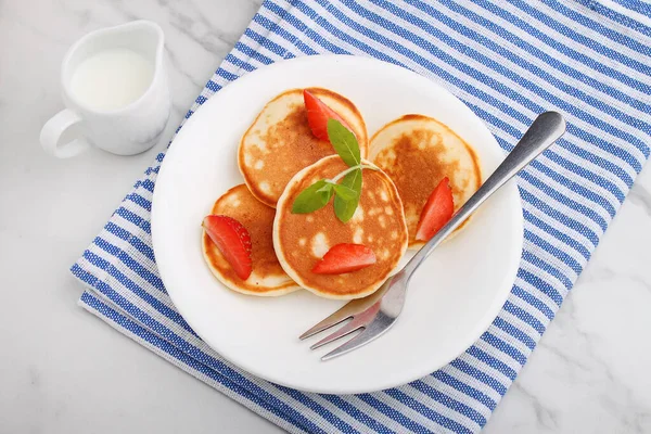 Pfannkuchen Einem Teller Mit Erdbeeren Mit Minze Auf Marmorhintergrund Von — Stockfoto