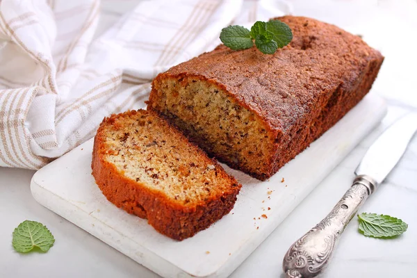 Pastel Plátano Recién Horneado Con Nueces Sobre Fondo Claro Decorado —  Fotos de Stock