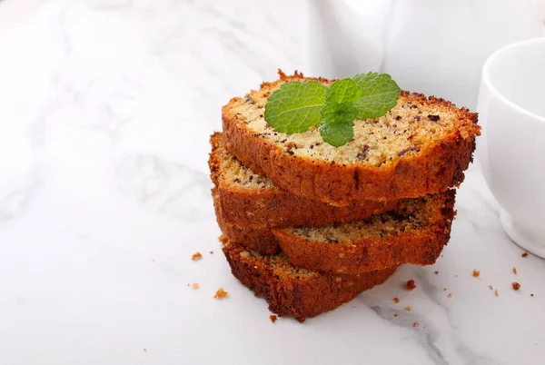 Pastel Plátano Recién Horneado Con Nueces Sobre Fondo Claro Decorado —  Fotos de Stock