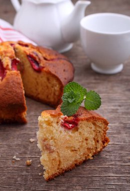 Taze, ev yapımı çilekli turta. Nane şekeriyle dekore edilmiş, eski ahşap arka plan.