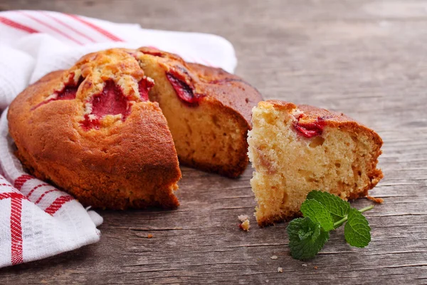 Frischer Hausgemachter Erdbeerkuchen Auf Altem Holzgrund — Stockfoto