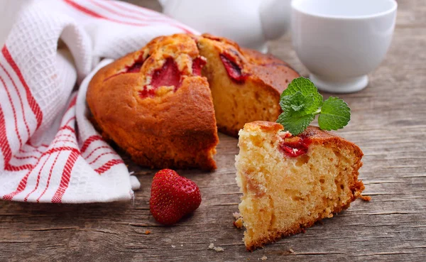 Frischer Hausgemachter Kuchen Mit Erdbeeren Dekoriert Mit Minzholz — Stockfoto