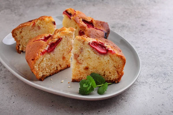 Torta Morango Fresca Caseira Prato Decorado Com Hortelã Fundo Concreto — Fotografia de Stock