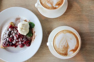 Kirazlı turta ve iki kapuçino.
