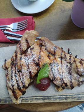   Nane yapraklı ve şekerli elmalı turta.