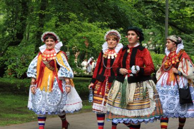 Geleneksel Macar elbiseli kadınlar