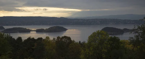 Akşam Oslo ve Oslo fiyortlarının fotoğrafı.