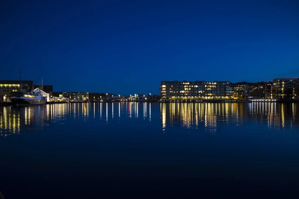 Night city lights reflecting on sea water. — Stock Photo, Image