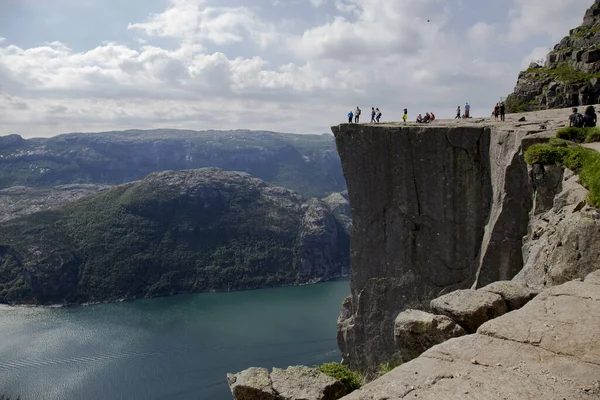 Norveç 'te minber kaya, aşağıdaki yaz fiyorduna bakan uçurum