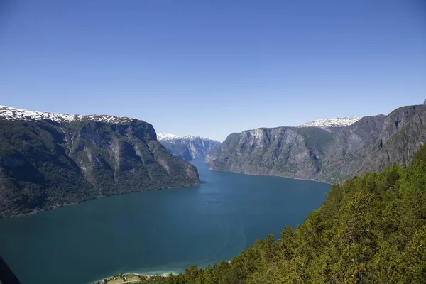 Yaz boyunca güzel Norveç fiyortları, mavi sular, dağlar..