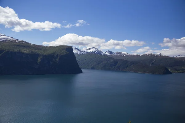 Yaz boyunca güzel Norveç fiyortları, mavi sular, dağlar..