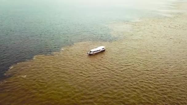 Encontro Águas Com Uma Canoa Atravessando Dois Rios Solimes Rio — Vídeo de Stock
