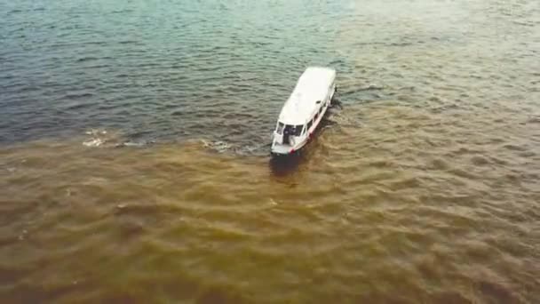 Incontro Delle Acque Con Una Canoa Che Attraversa Due Fiumi — Video Stock