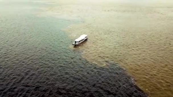 2019年アマゾンブラジルの2つの川 SolimesとRio Negroを横断するカヌーと水の会議 — ストック動画